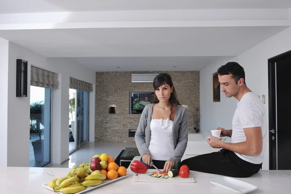 Ungt par ha det gøy på det moderne kjøkkenet – stockfoto