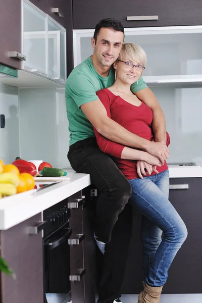 若いカップルはモダンなキッチンで — ストック写真