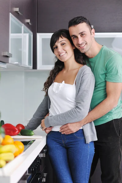 Fiatal pár érezd jól magad a modern konyhában — Stock Fotó
