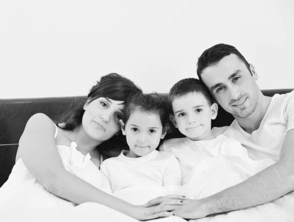 Boldog fiatal család saját hálószoba — Stock Fotó
