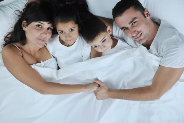 Mutlu genç aile kendi yatak odasında — Stok fotoğraf