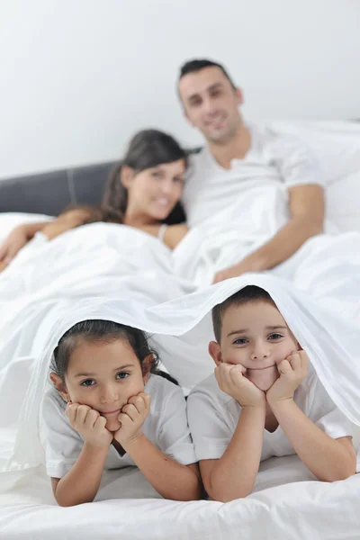 Boldog fiatal család saját hálószoba — 스톡 사진