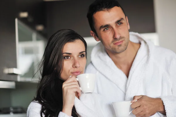 Jeune couple d'amour prenant fraîche tasse de café du matin — Photo