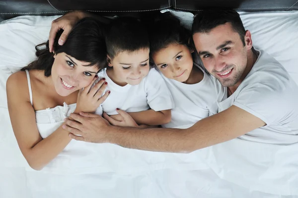 Jovem família feliz em seu quarto — Fotografia de Stock