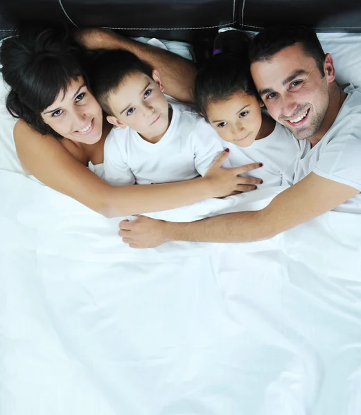 快乐年轻的家庭，在他们的卧室 — 图库照片