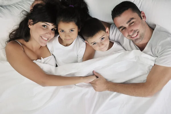 Glad ung familj i deras sovrum — Stockfoto