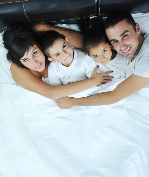 Szczęśliwy młodych rodzin w ich sypialni — Zdjęcie stockowe