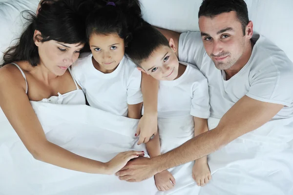 Szczęśliwy młodych rodzin w ich sypialni — Zdjęcie stockowe
