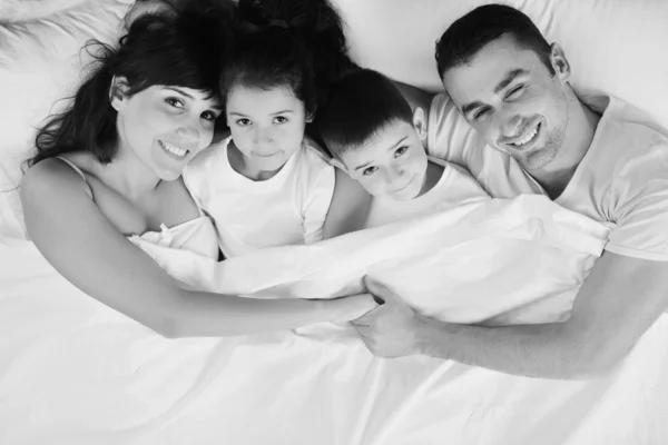 彼らの寝室で幸せな若い家族 — ストック写真