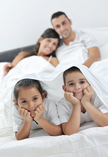 快乐年轻的家庭，在他们的卧室 — 图库照片