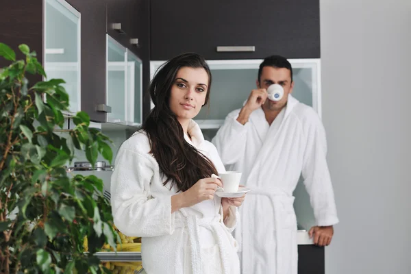 Joven pareja de amor tomando fresca taza de café de la mañana —  Fotos de Stock