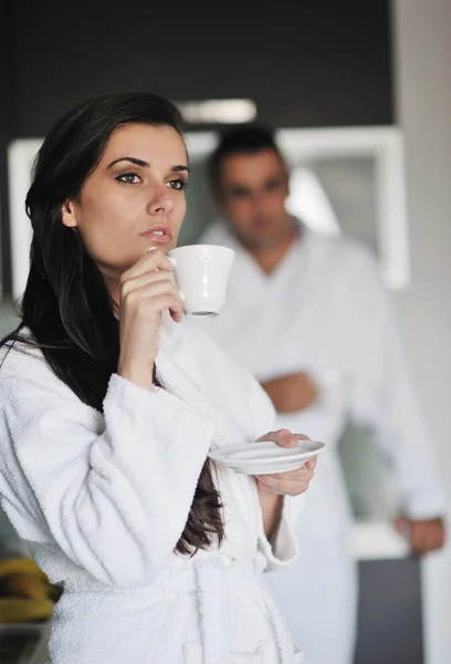 Ung kärlek par ta färska morgon kopp kaffe — Stockfoto