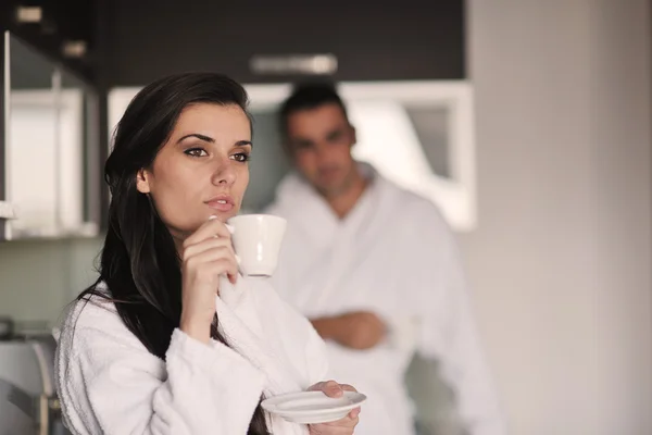 Joven pareja de amor tomando fresca taza de café de la mañana — Foto de Stock