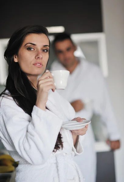 Genç çift alarak taze sabah fincan kahve seviyorum. — Stok fotoğraf