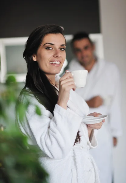 Joven pareja de amor tomando fresca taza de café de la mañana —  Fotos de Stock