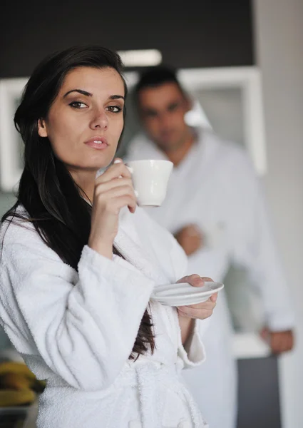 Genç çift alarak taze sabah fincan kahve seviyorum. — Stok fotoğraf