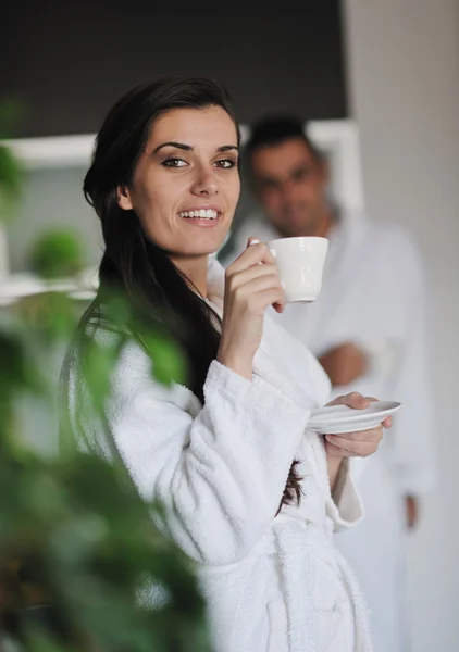Ung kärlek par ta färska morgon kopp kaffe — Stockfoto