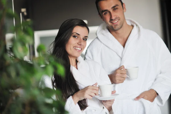 Молодая пара влюбленных пьет свежий утренний кофе — стоковое фото