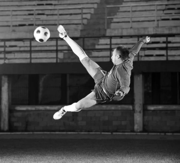 Pemain sepak bola dalam aksi — Stok Foto