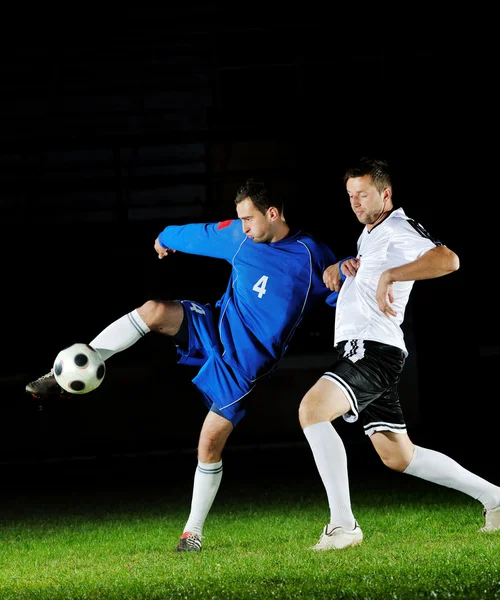 Jugadores de fútbol en acción por la pelota — Foto de Stock