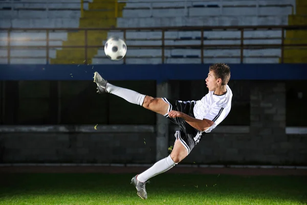 Jugador de fútbol en acción — Foto de Stock
