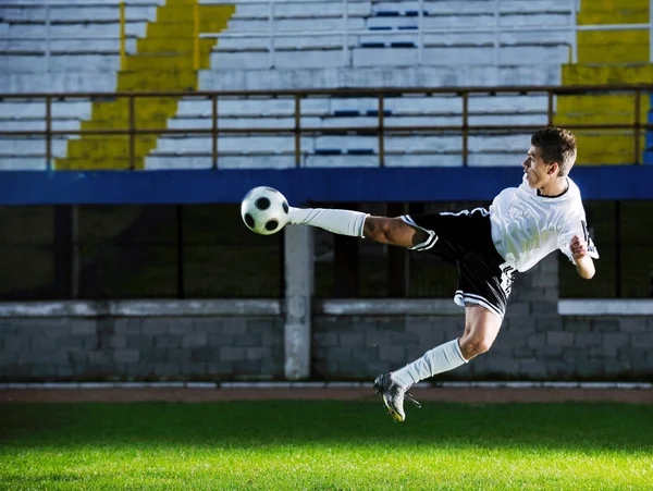 Jogador de futebol em ação — Fotografia de Stock