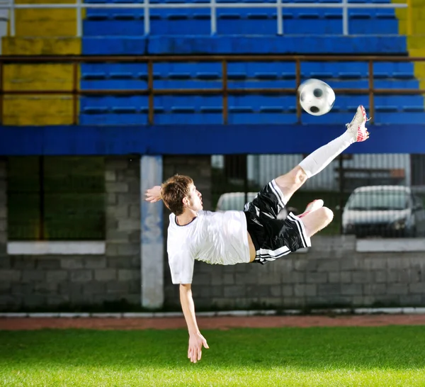 Voetbalspeler in actie — Stockfoto