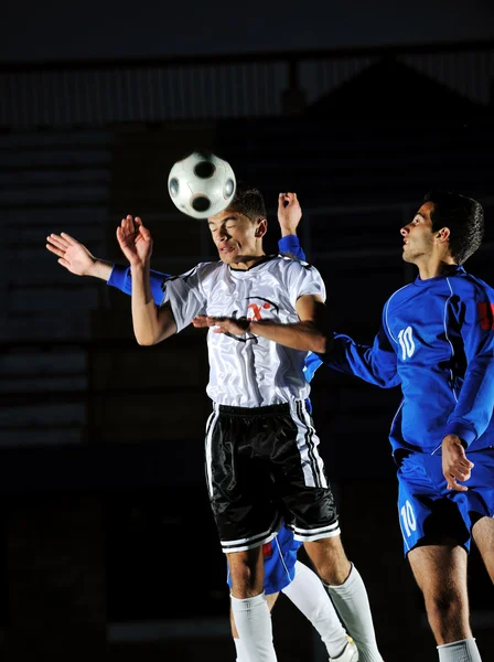 Jugadores de fútbol en acción por la pelota —  Fotos de Stock