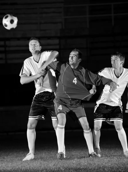 Jugadores de fútbol en acción por la pelota — Foto de Stock