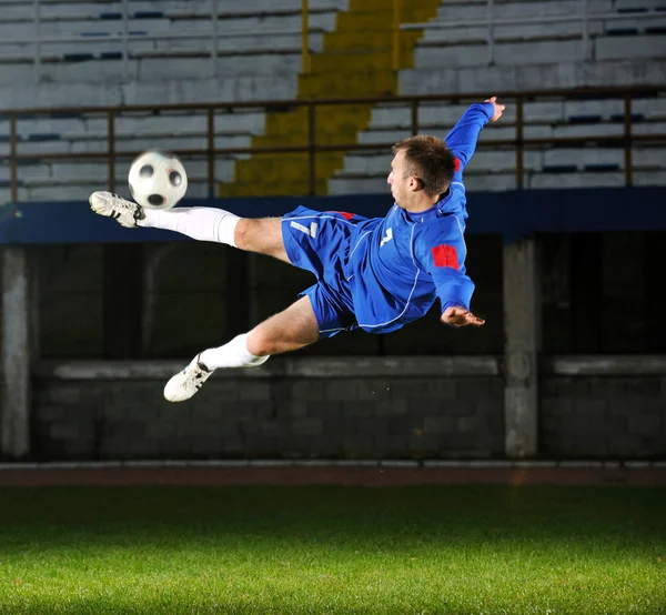 Jogador de futebol em ação — Fotografia de Stock