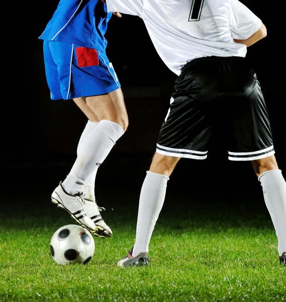 Giocatori di calcio in azione per la palla — Foto Stock