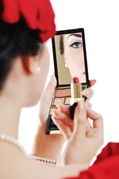 Belle jeune femme appliquant le maquillage — Photo