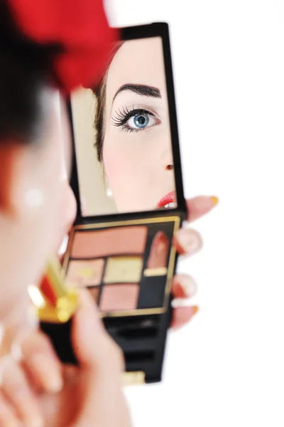 Mulher bonita jovem aplicando maquiagem — Fotografia de Stock