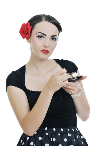 Gyönyörű fiatal nő enni édes sütemény — Stock Fotó