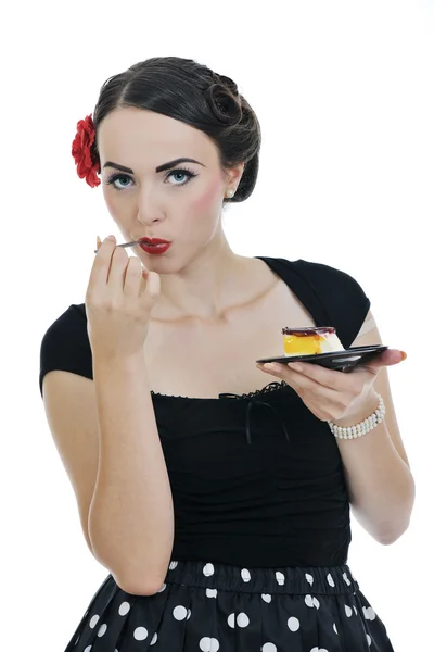 Красивая молодая женщина ест сладкий торт — стоковое фото