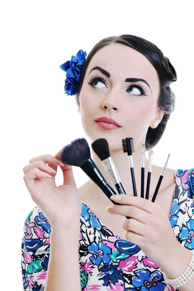 Krásná mladá žena použití make-up — Stock fotografie