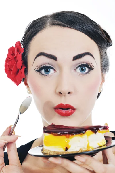 Piękna młoda kobieta jeść słodkie ciasto — Zdjęcie stockowe