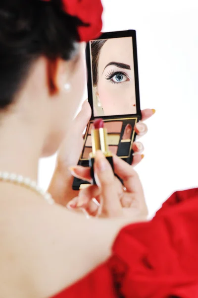 Belle jeune femme appliquant le maquillage — Photo