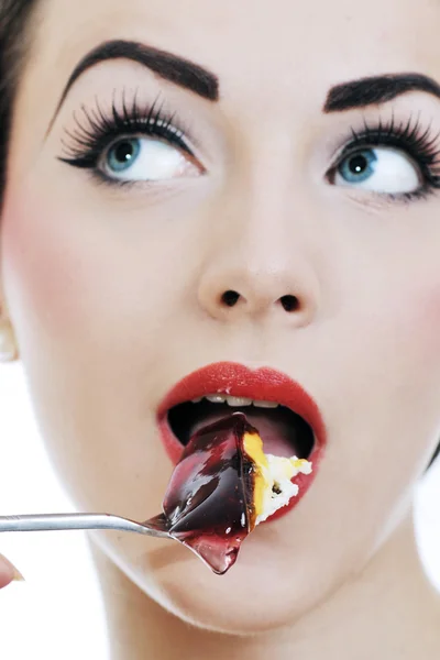 Красива молода жінка їсть солодкий торт — стокове фото