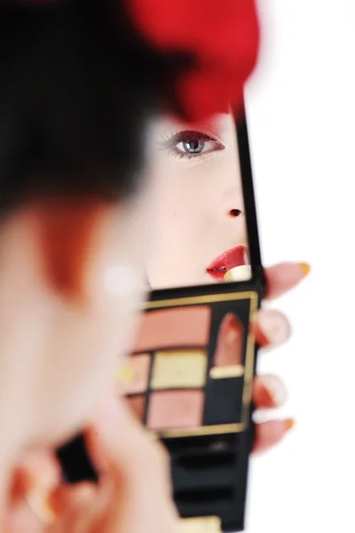 Hermosa mujer joven aplicando maquillaje —  Fotos de Stock
