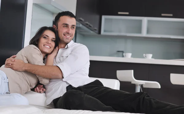 Glada unga par koppla av hemma — Stockfoto