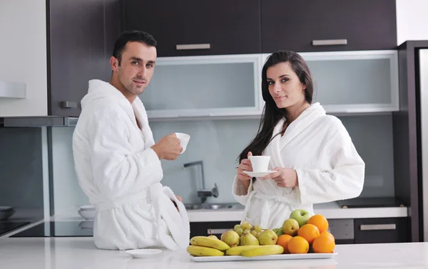 Νεαρό ζευγάρι διασκεδάζουν στη σύγχρονη κουζίνα — Φωτογραφία Αρχείου