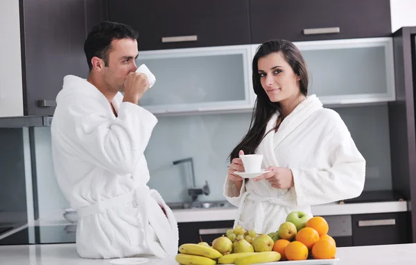 Nuori pari pitää hauskaa modernissa keittiössä — kuvapankkivalokuva