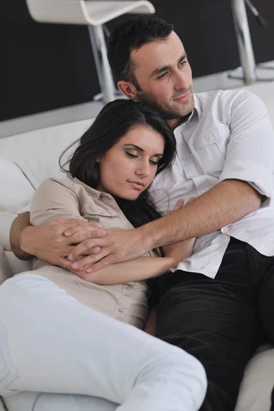 Glückliches junges Paar entspannt sich zu Hause — Stockfoto