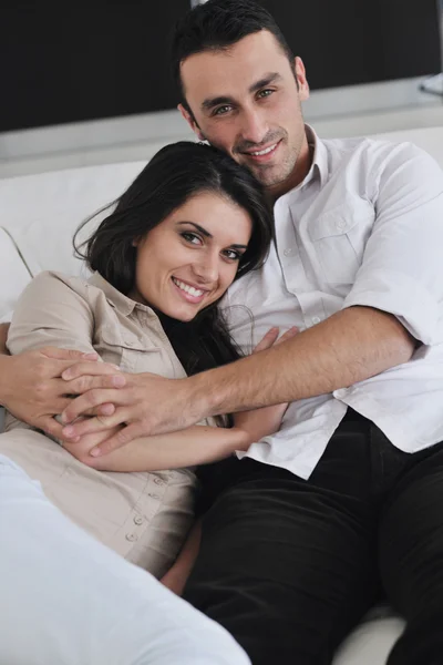 Glückliches junges Paar entspannt sich zu Hause — Stockfoto