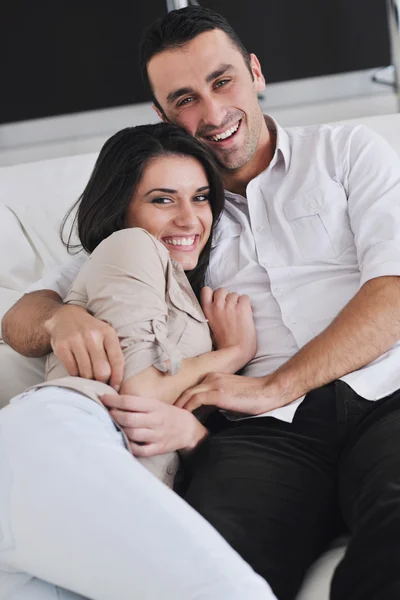 Glada unga par koppla av hemma — Stockfoto