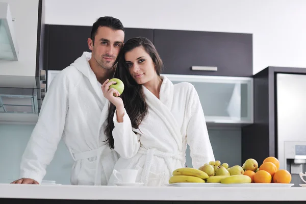 年轻夫妇在现代厨房里玩得很开心 — 图库照片