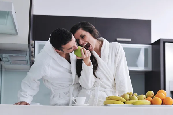 Νεαρό ζευγάρι διασκεδάζουν στη σύγχρονη κουζίνα — Φωτογραφία Αρχείου