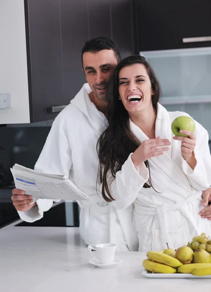 Jovem casal se divertir na cozinha moderna — Fotografia de Stock