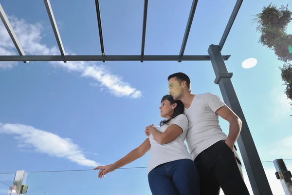 Пара розслабляється на балконі — стокове фото
